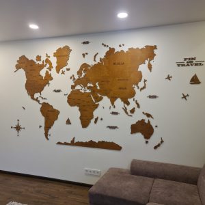 medinis žemėlapis ant sienos dekoracija pinandtravel.lt