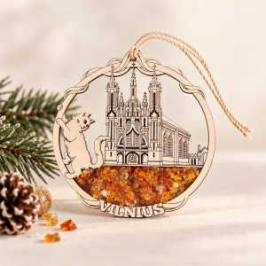 Medinis kalėdinis eglutės žaisliukas „Vilniaus katinas“ su tikru Baltijos gintaru, Vilniaus Šv. Onos bažnyčia, katino motyvu ir užrašu „Vilnius“.